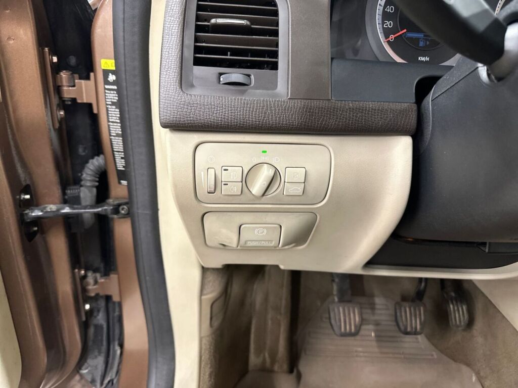 Volvo XC60 2009 Ruskea (beige)