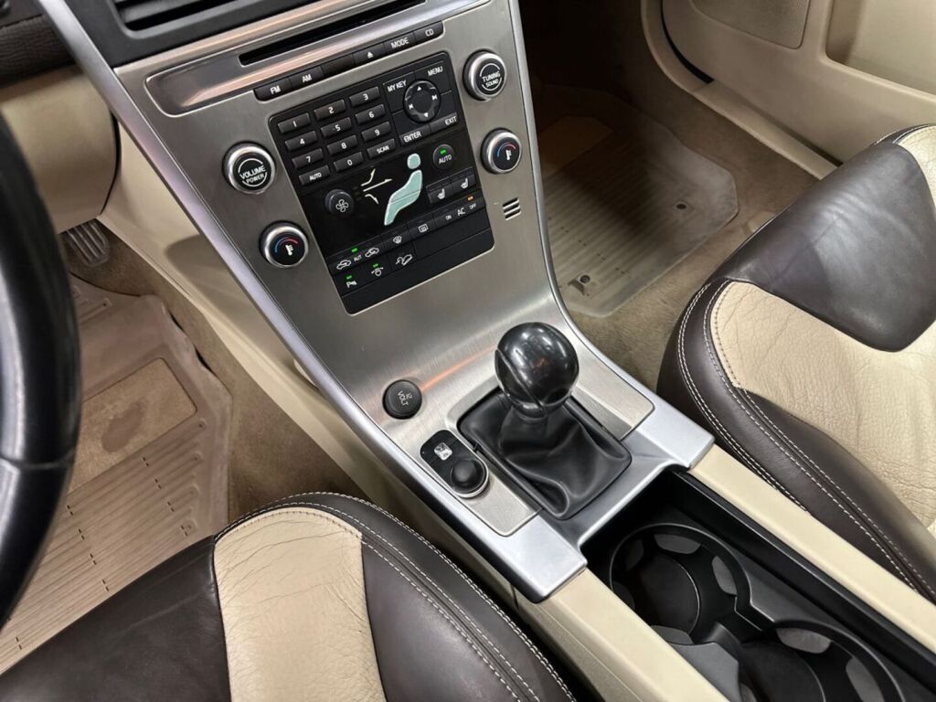 Volvo XC60 2009 Ruskea (beige)