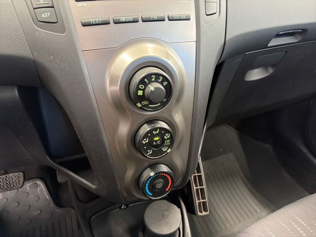 Toyota Yaris 2009 Punainen