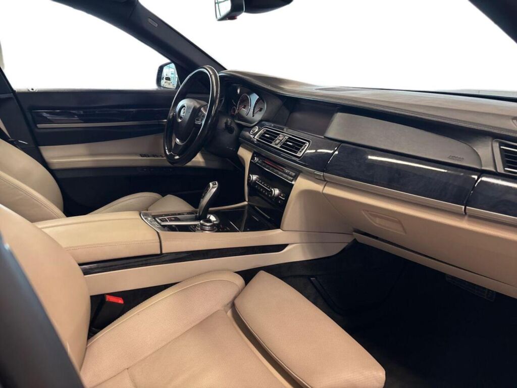 BMW 750 2009 Musta
