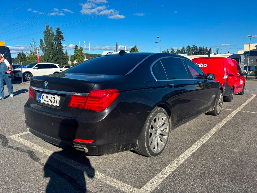 BMW 750 2009 Musta