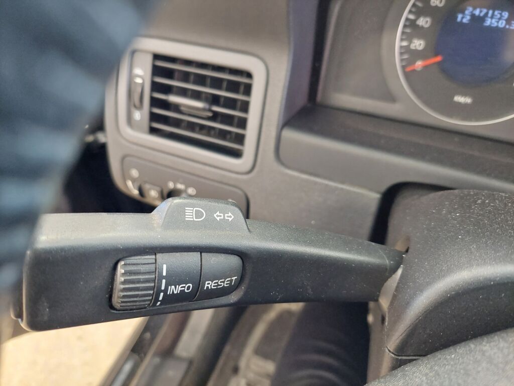 Volvo V70 2010 Musta