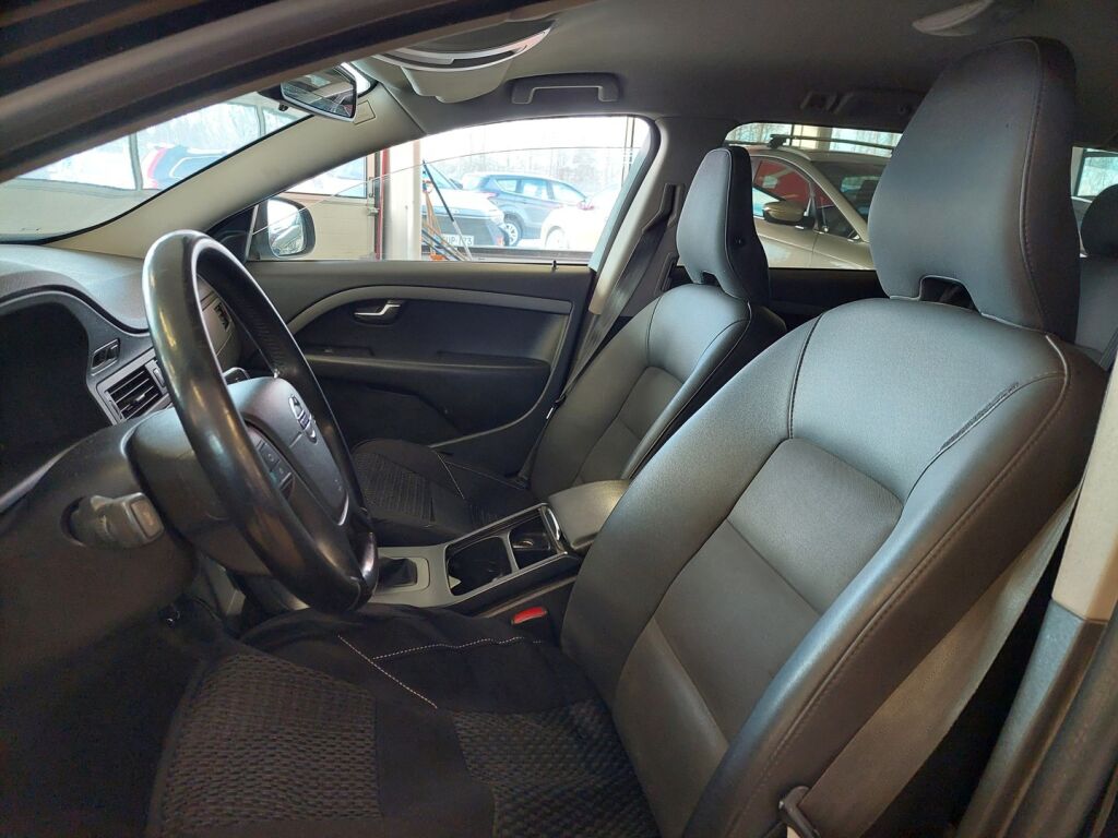 Volvo V70 2010 Musta