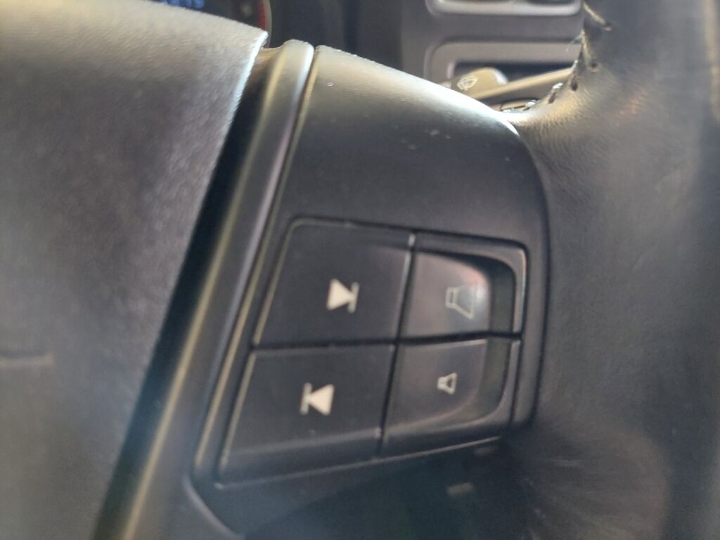 Volvo V70 2010 Musta