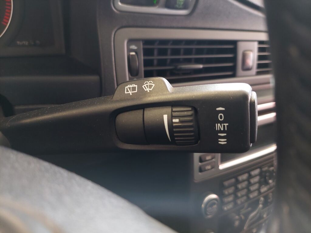 Volvo V70 2010 Musta