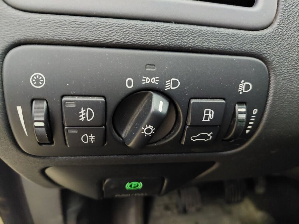 Volvo V70 2010 Musta