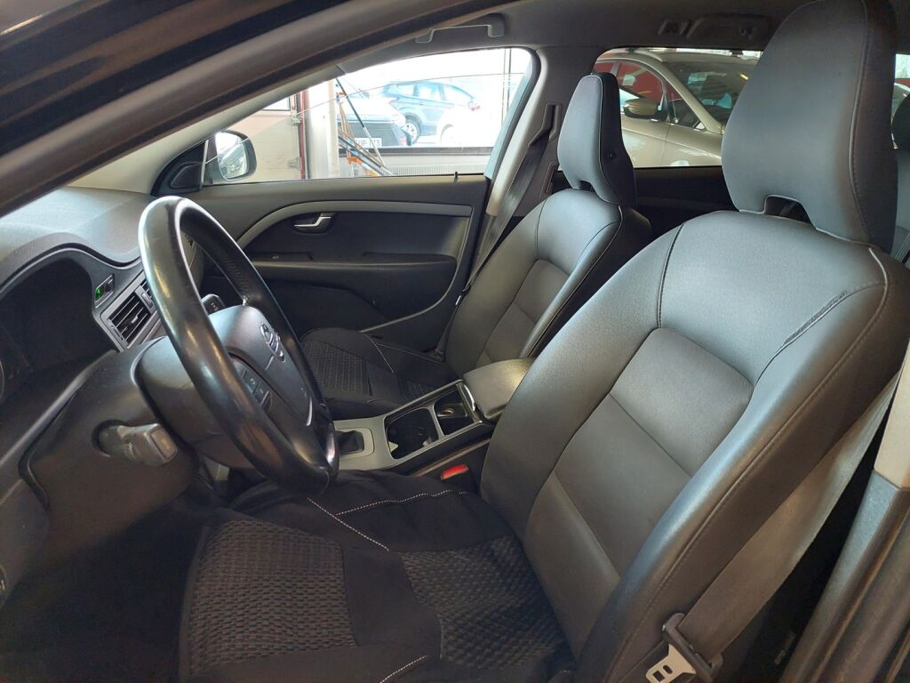 Volvo V70 2010 Musta