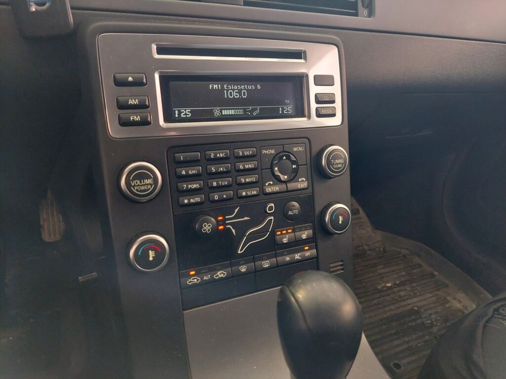 Volvo V70 2010 Musta