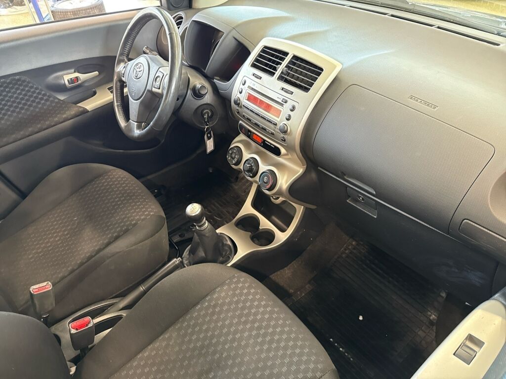 Toyota Urban Cruiser 2011 Violetti