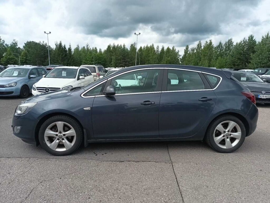 Opel Astra 2010 Violetti