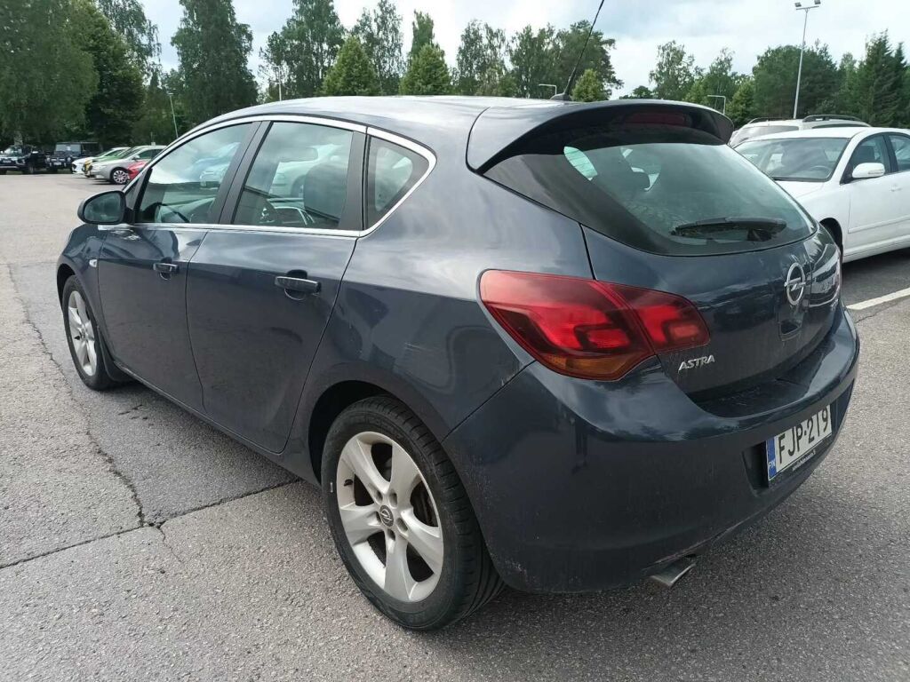 Opel Astra 2010 Violetti
