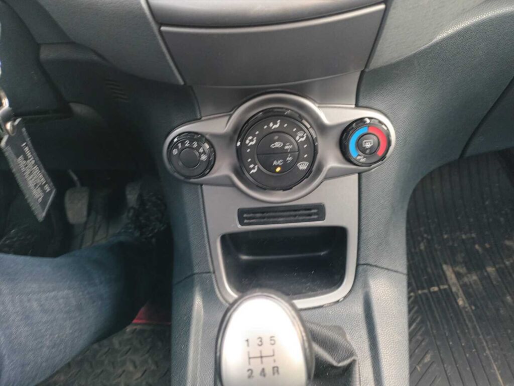 Ford Fiesta 2010 Punainen