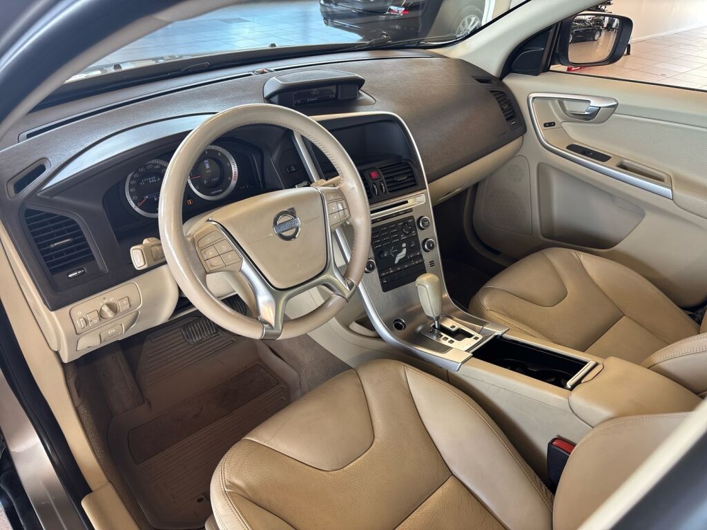 Volvo XC60 2010 Ruskea (beige)