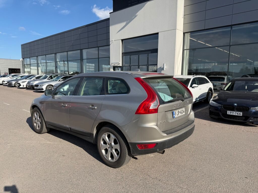 Volvo XC60 2010 Ruskea (beige)