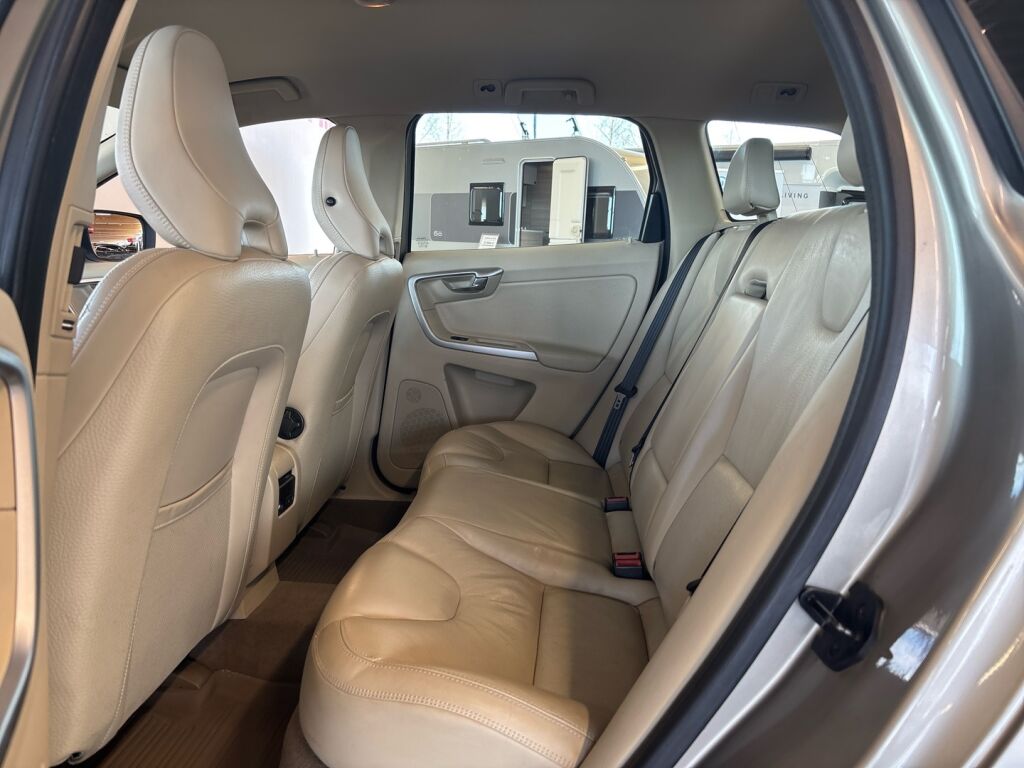 Volvo XC60 2010 Ruskea (beige)