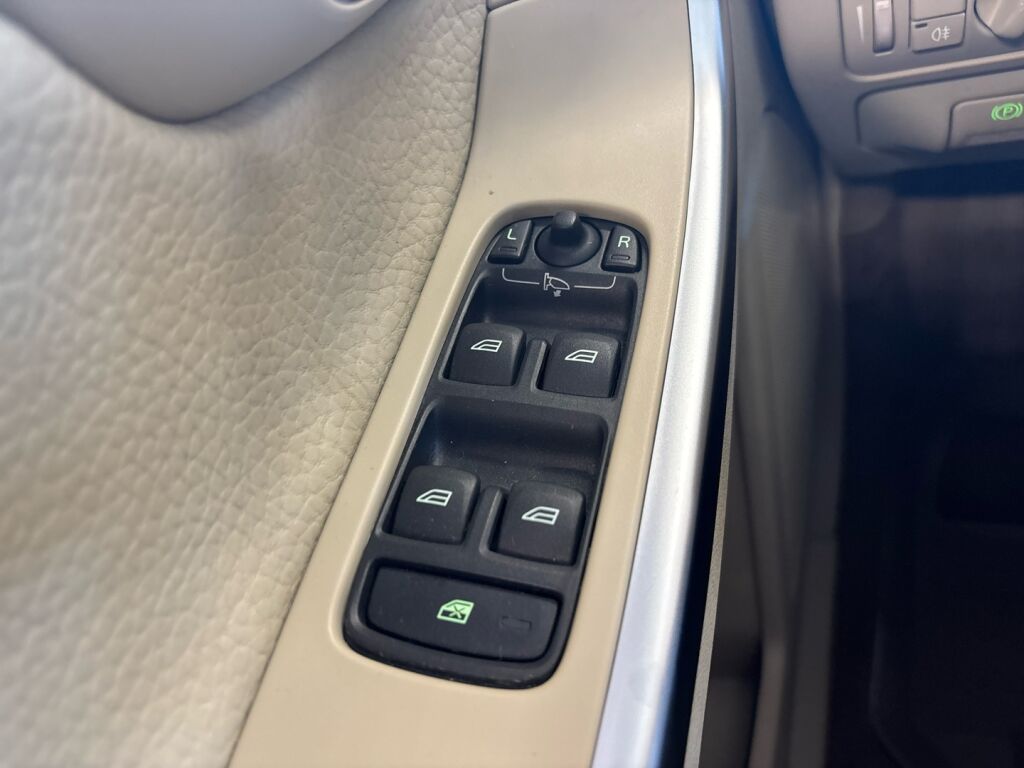 Volvo XC60 2010 Ruskea (beige)