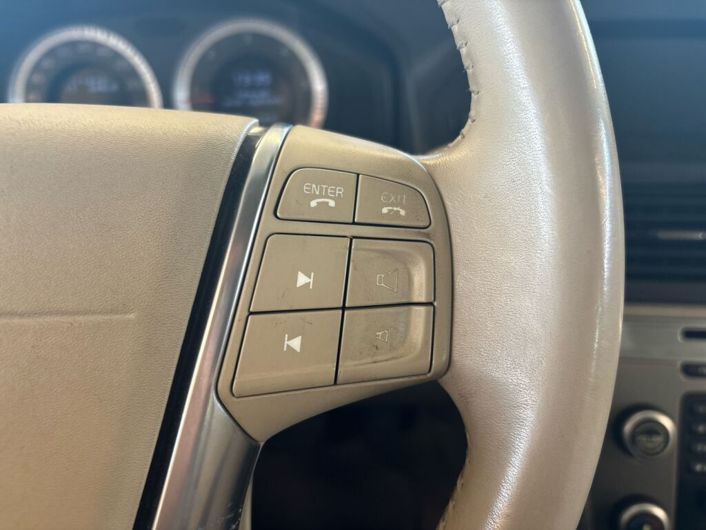 Volvo XC60 2010 Ruskea (beige)