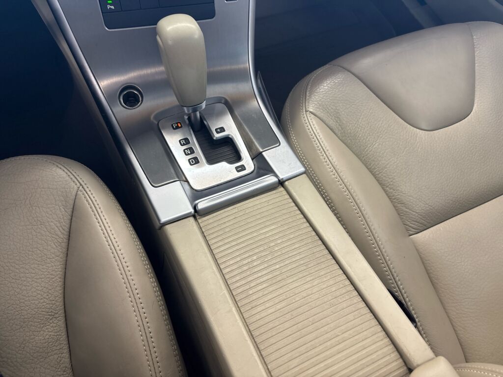 Volvo XC60 2010 Ruskea (beige)