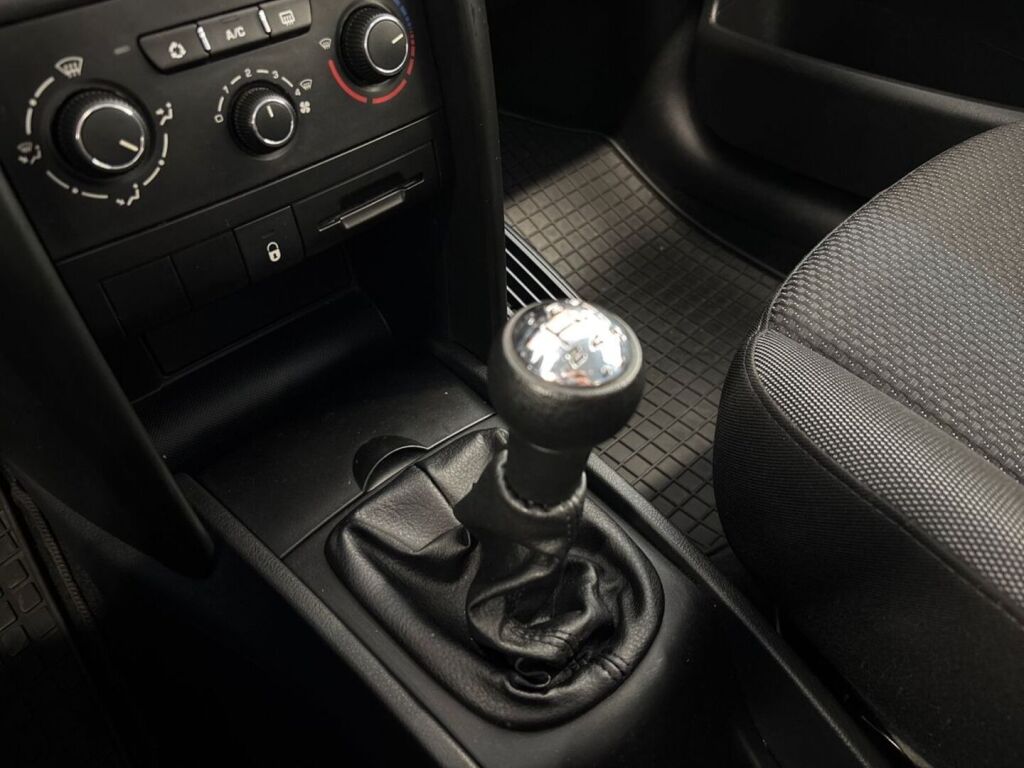 Peugeot 207 2010 Musta