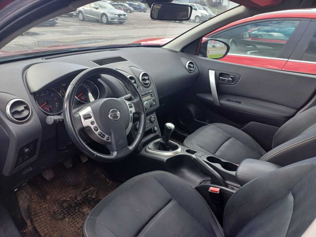 Nissan Qashqai 2010 Punainen