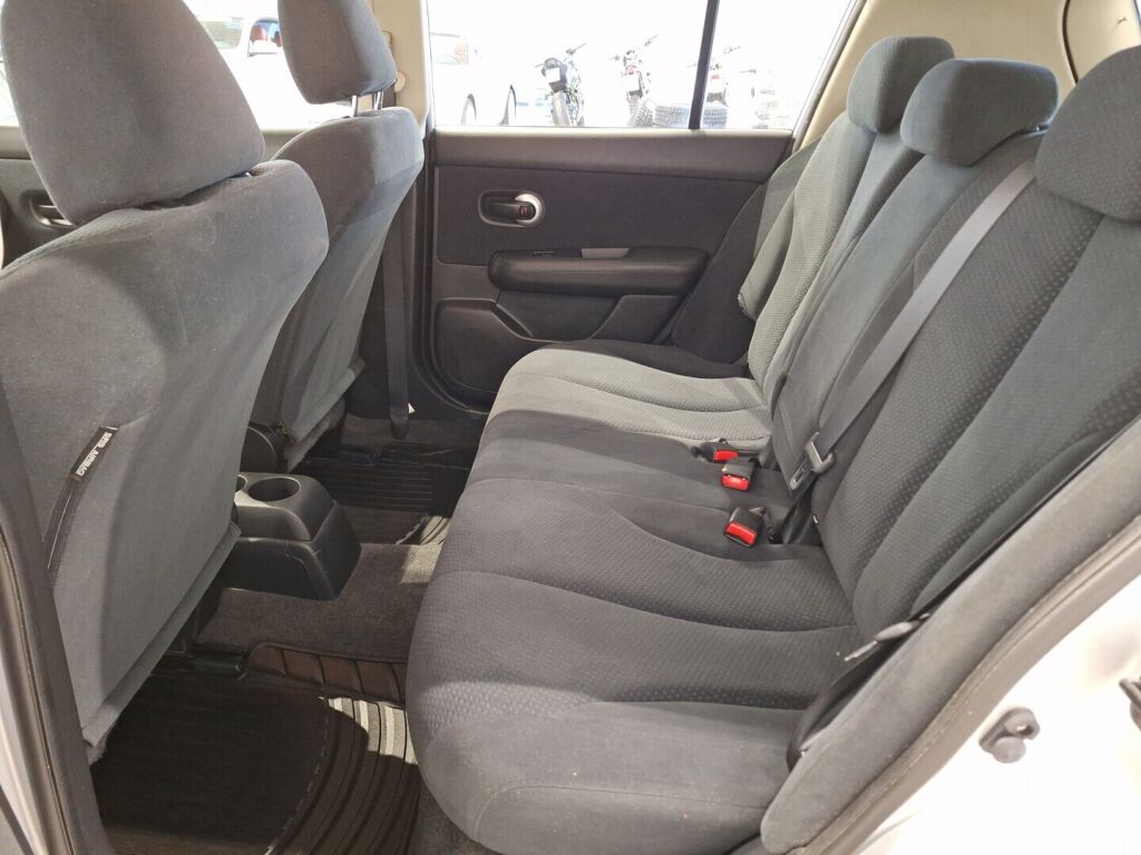 Nissan Tiida 2010 Hopea