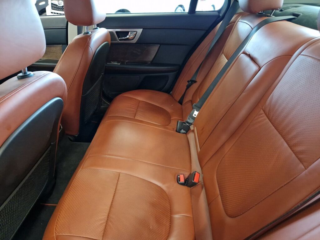 Jaguar XF 2010 Musta