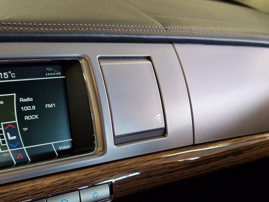 Jaguar XF 2010 Musta