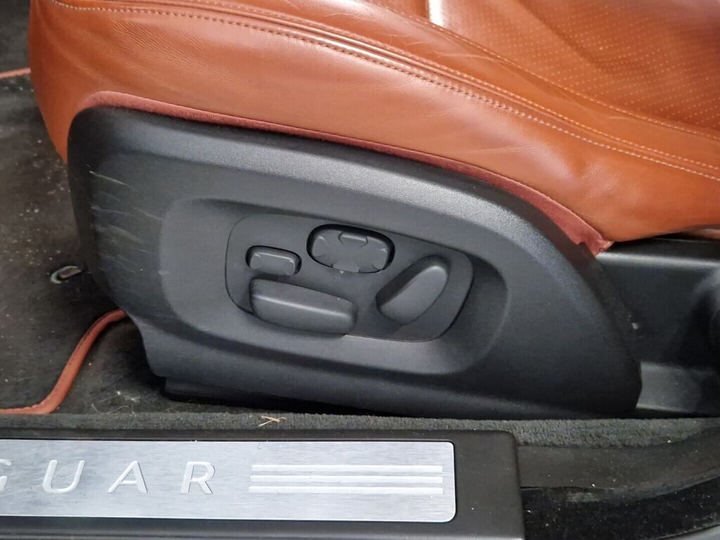 Jaguar XF 2010 Musta