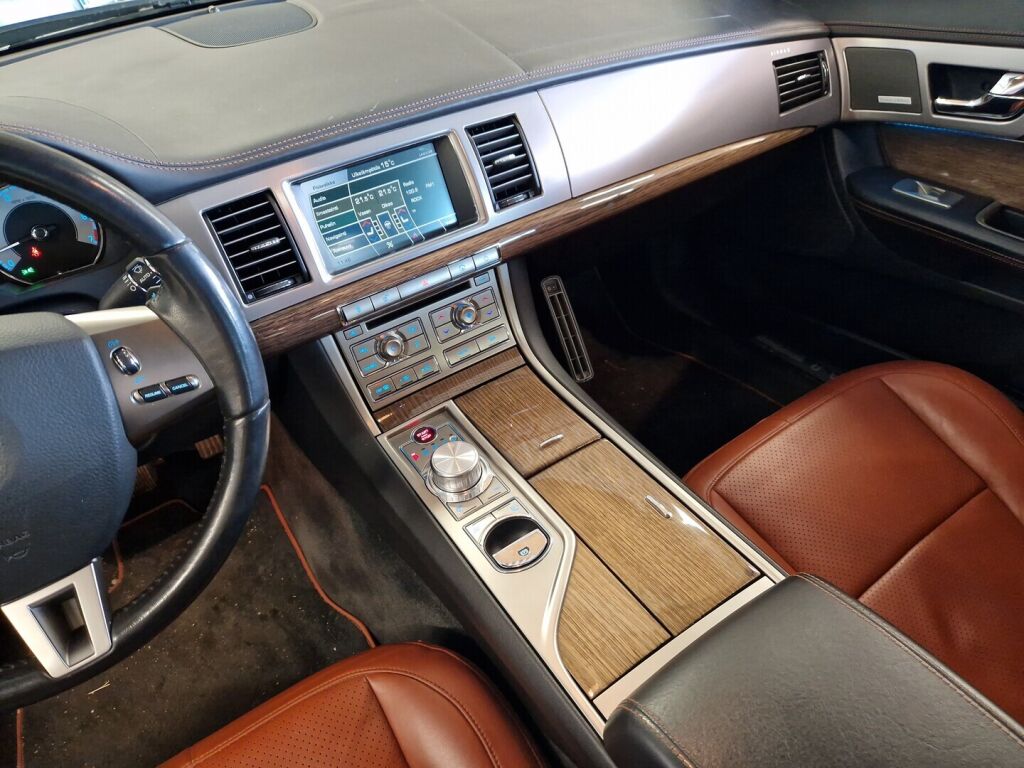 Jaguar XF 2010 Musta