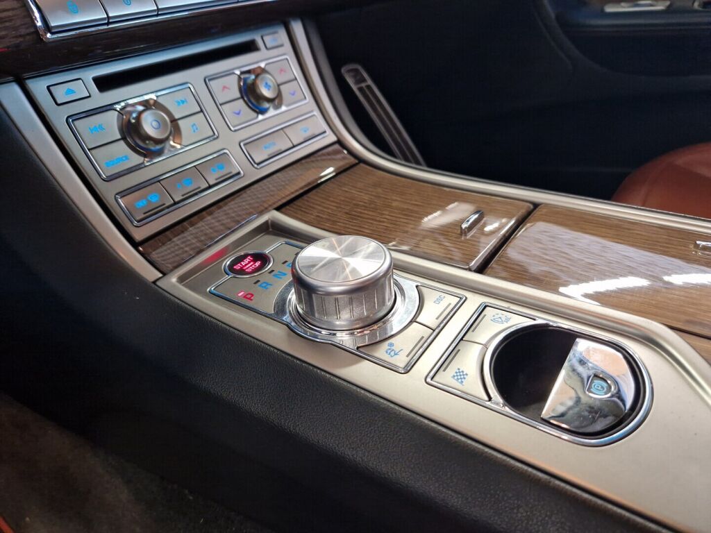 Jaguar XF 2010 Musta