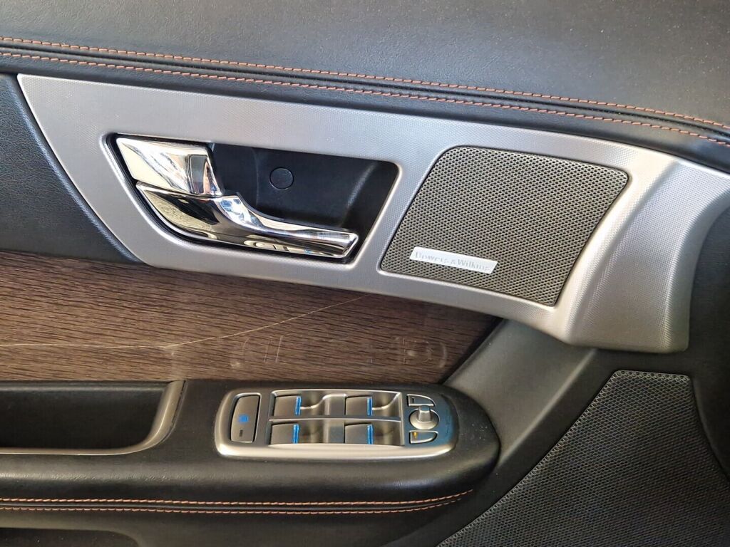 Jaguar XF 2010 Musta