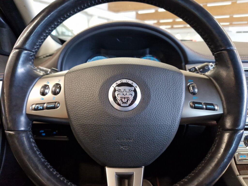 Jaguar XF 2010 Musta
