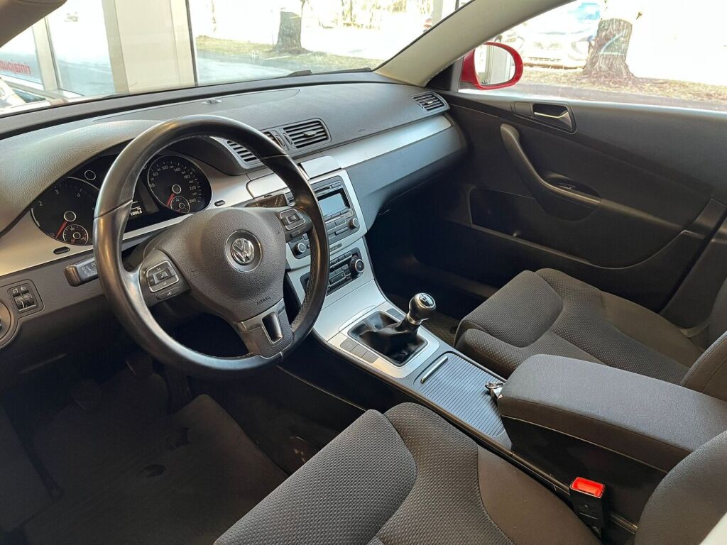 Volkswagen Passat 2010 Punainen