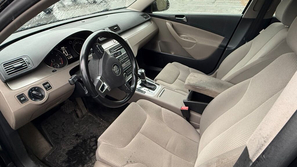 Volkswagen Passat 2010 Musta