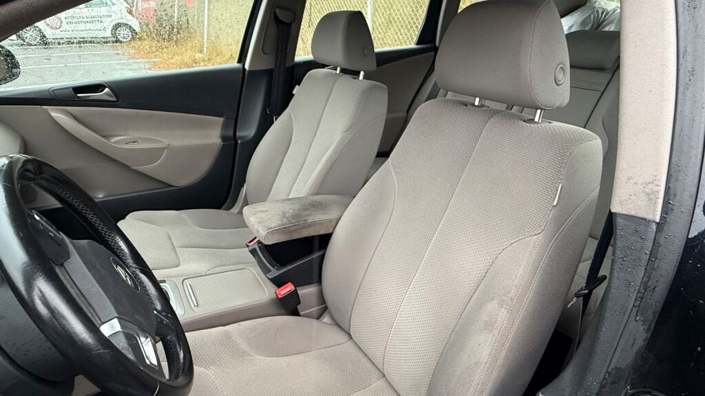 Volkswagen Passat 2010 Musta