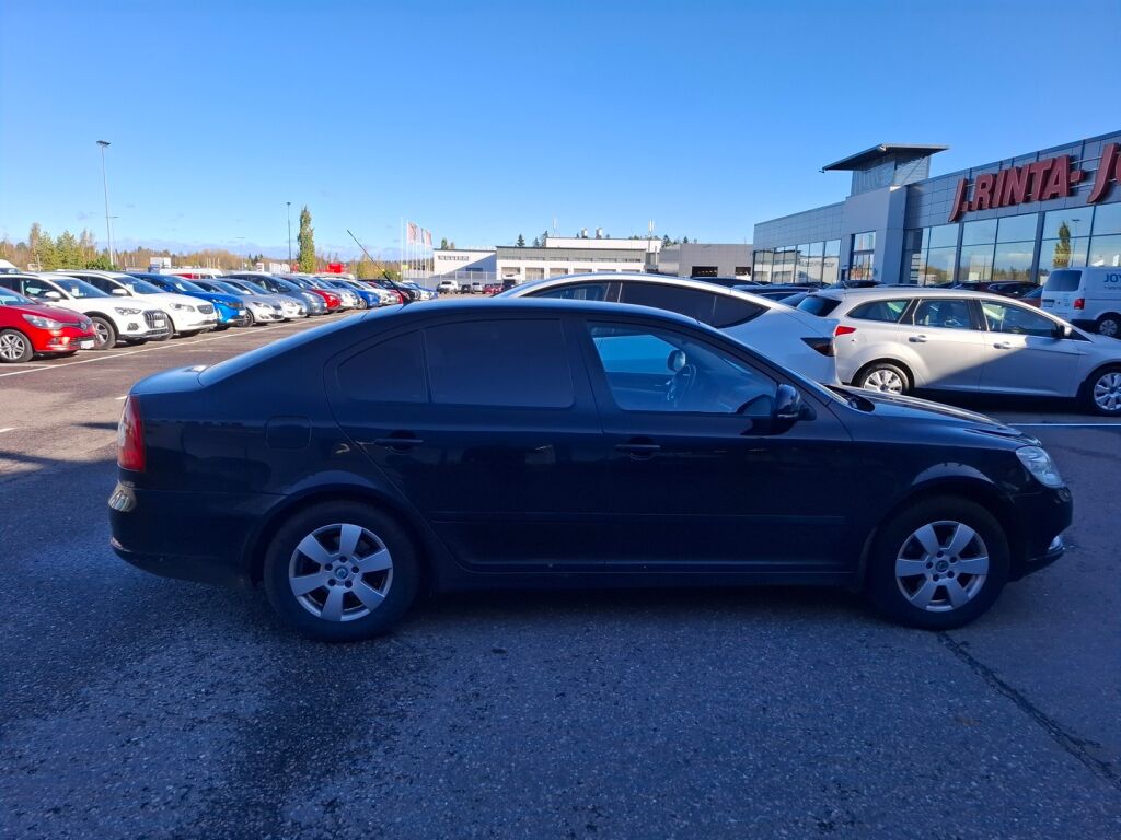 Skoda Octavia 2010 Musta
