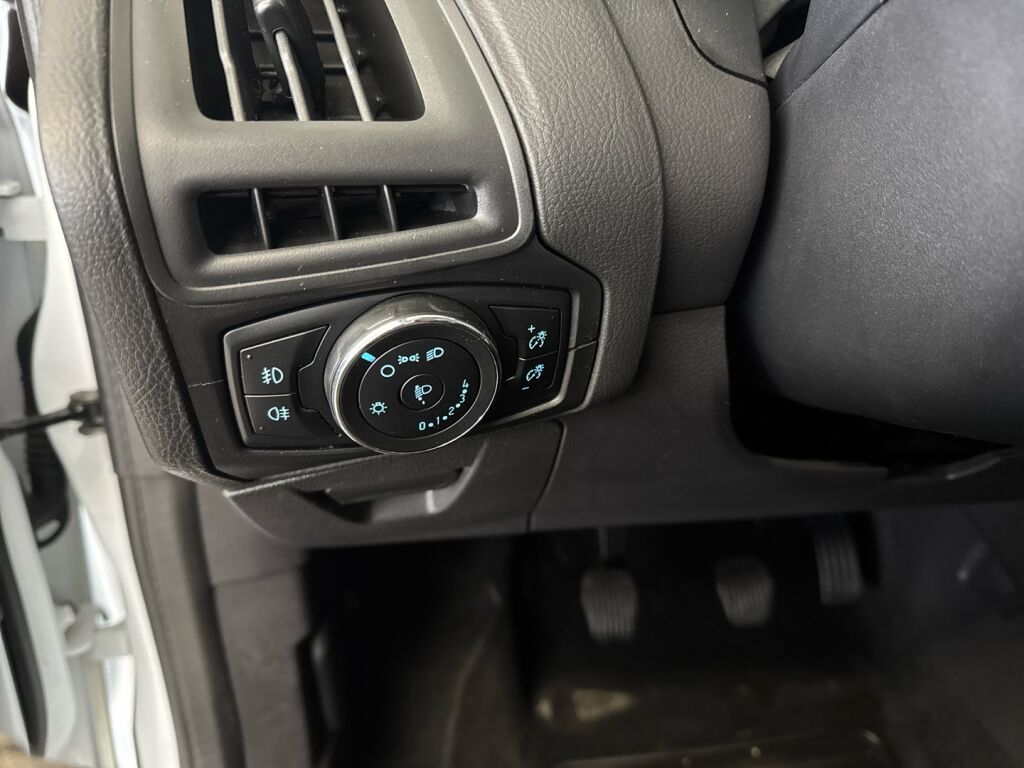 Ford Focus 2012 Valkoinen