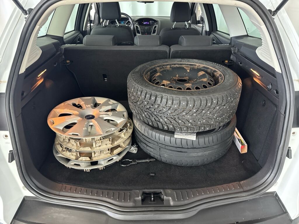 Ford Focus 2012 Valkoinen