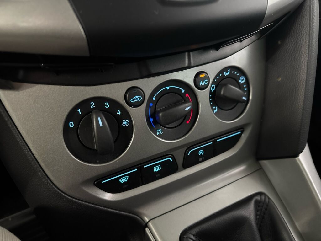 Ford Focus 2012 Valkoinen