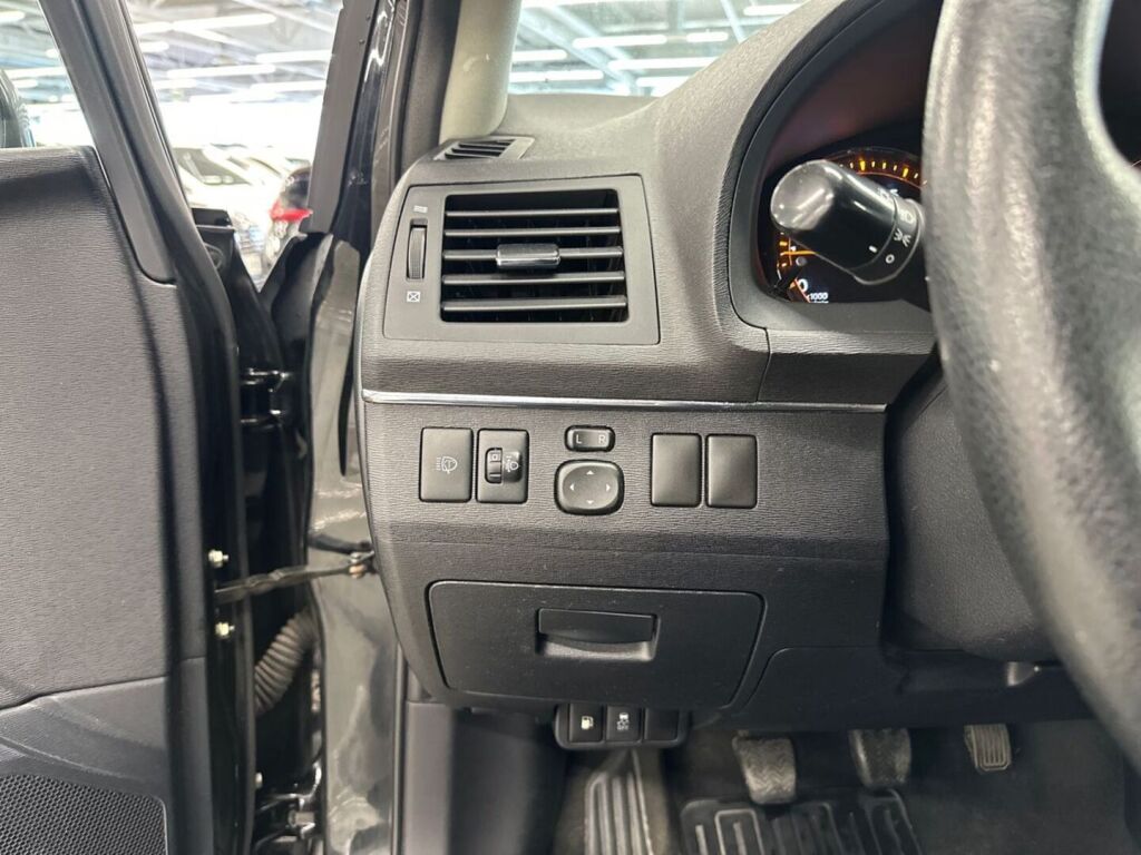 Toyota Avensis 2011 Musta