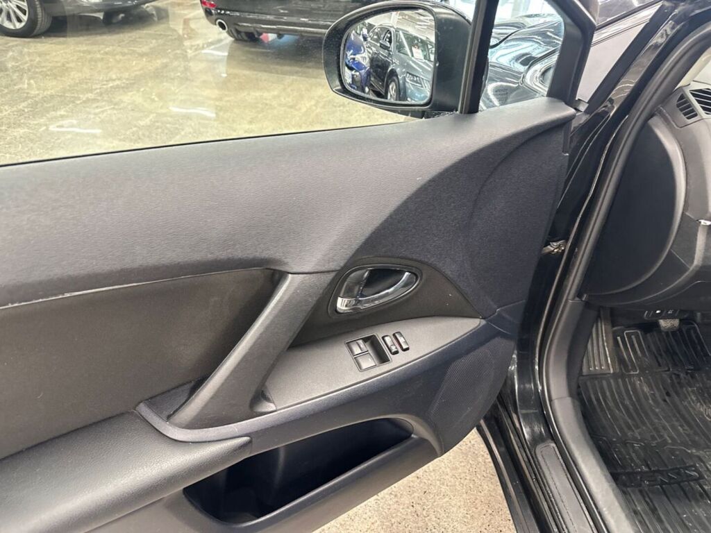 Toyota Avensis 2011 Musta