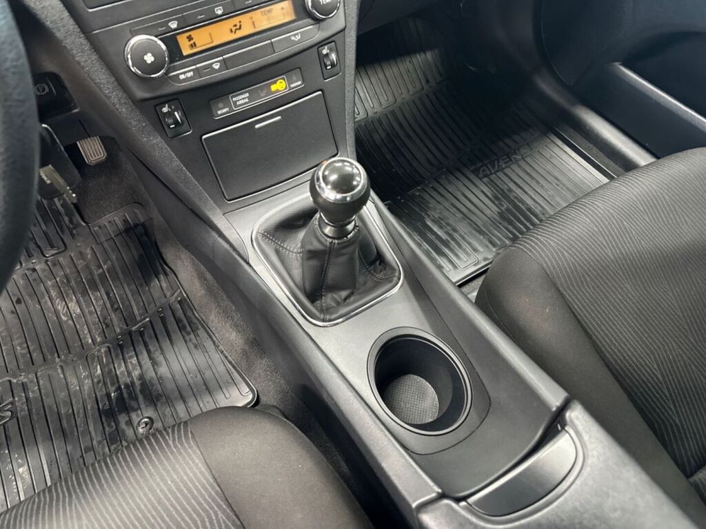 Toyota Avensis 2011 Musta