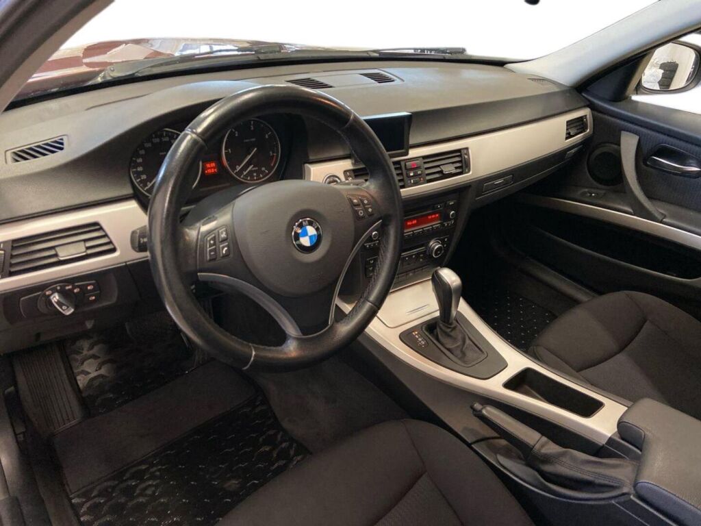 BMW 320 2011 Punainen