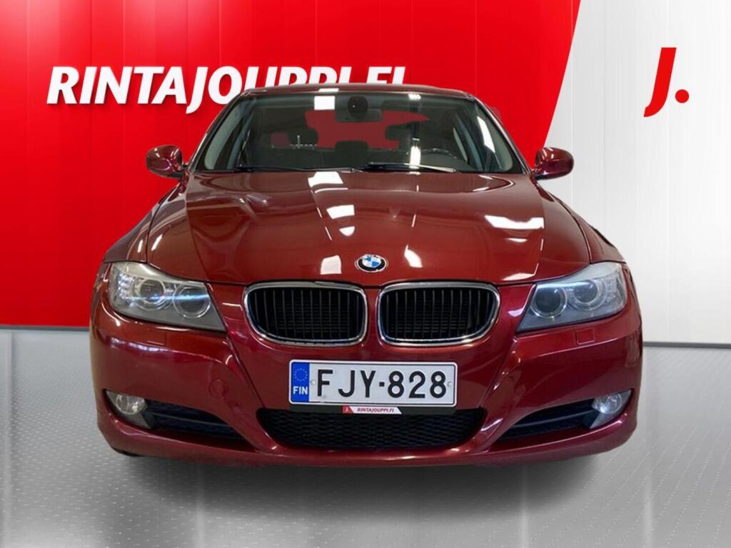 BMW 320 2011 Punainen