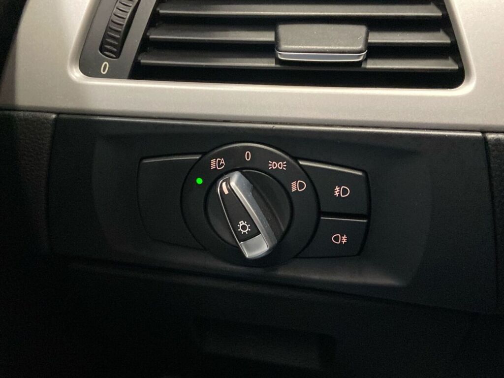 BMW 320 2011 Punainen