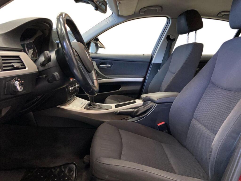 BMW 320 2011 Punainen