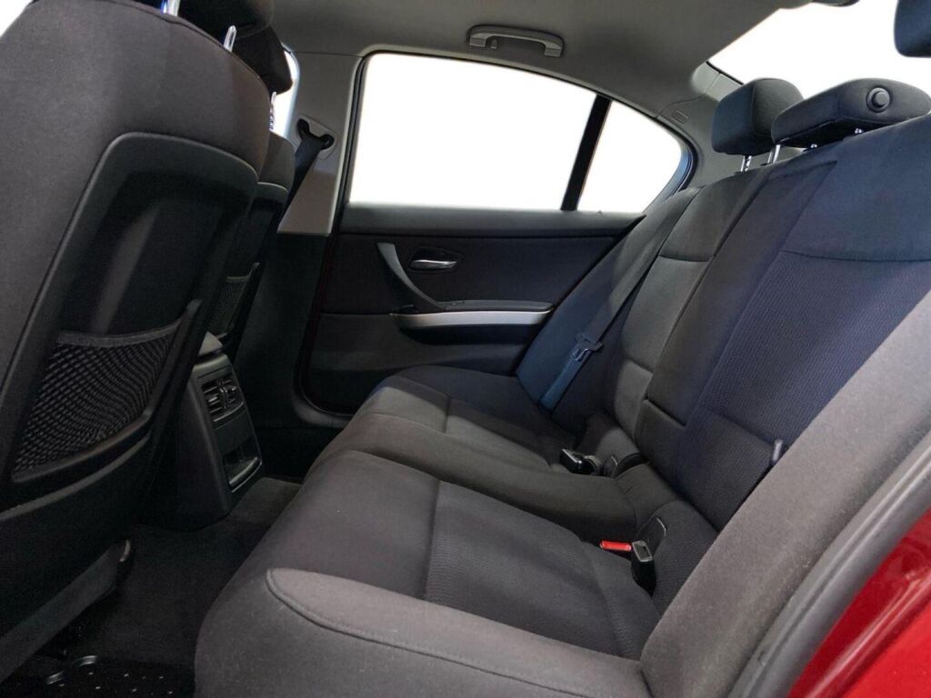 BMW 320 2011 Punainen