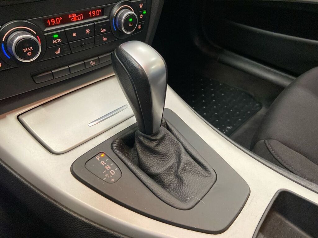 BMW 320 2011 Punainen