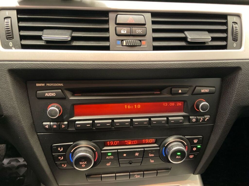BMW 320 2011 Punainen