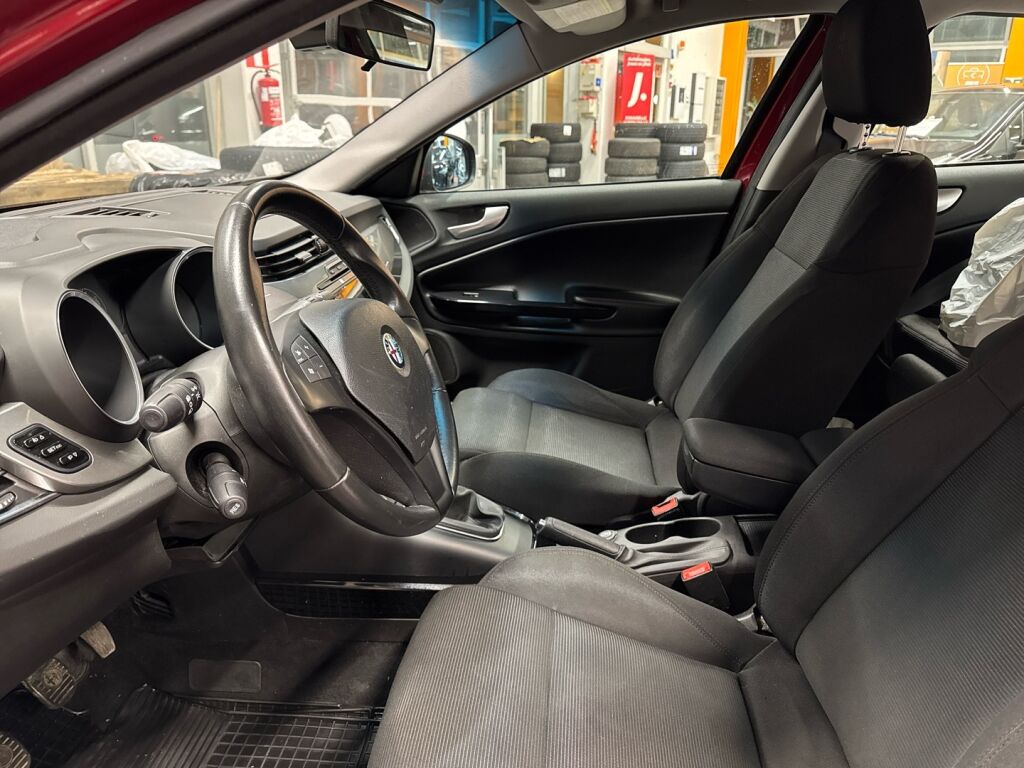 Alfa Romeo Giulietta 2011 Punainen